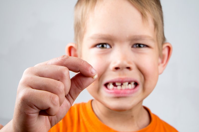 A child who knocked out a tooth